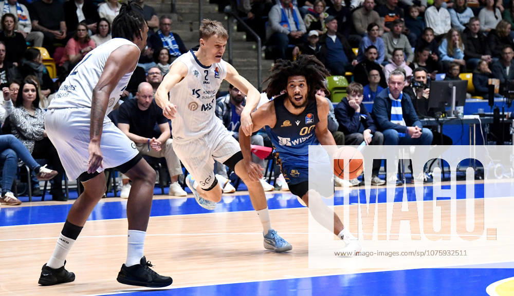 Basketball easyCredit BBL Bundesliga, Frankfurt Skyliners MLP Academics Heidelberg v l Tyger Campbell Fraport Skyliners Frankfurt , Niklas Wuerzner MLP Academics Heidelberg , Osun Osunniyi MLP Academics Heidelberg , Zweikampf, Duell, Dribbling Frankfurt am Main