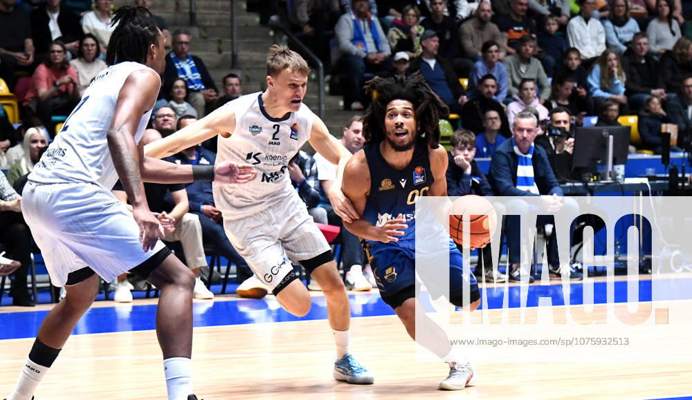 Basketball easyCredit BBL Bundesliga, Frankfurt Skyliners MLP Academics Heidelberg v l Tyger Campbell Fraport Skyliners Frankfurt , Niklas Wuerzner MLP Academics Heidelberg , Osun Osunniyi MLP Academics Heidelberg , Zweikampf, Duell, Dribbling Frankfurt am Main