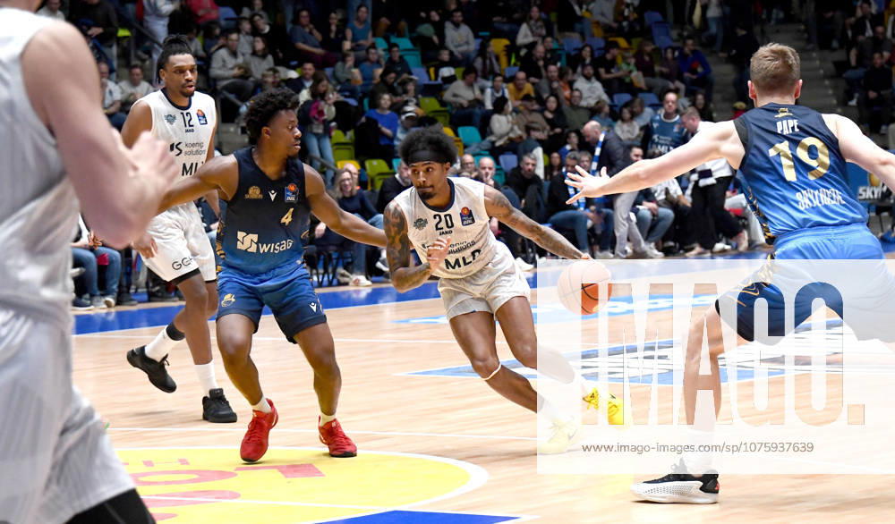 Basketball easyCredit BBL Bundesliga, Frankfurt Skyliners MLP Academics Heidelberg v l Michael Weathers MLP Academics Heidelberg , Nahiem Alleyne Fraport Skyliners Frankfurt , Zweikampf, Duell, Dribbling Frankfurt am Main