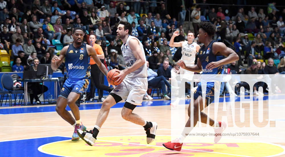 Basketball easyCredit BBL Bundesliga, Frankfurt Skyliners MLP Academics Heidelberg v l Mateo Seric MLP Academics Heidelberg , William Christmas Fraport Skyliners Frankfurt , Nahiem Alleyne Fraport Skyliners Frankfurt , Zweikampf, Duell, Sprint Frankfurt am Main