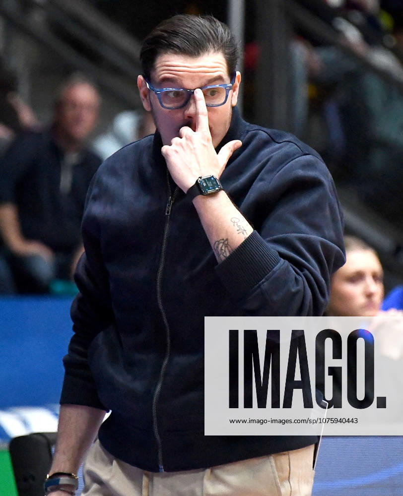 Basketball easyCredit BBL Bundesliga, Frankfurt Skyliners MLP Academics Heidelberg v l Headcoach Carlo Finetti MLP Academics Heidelberg , Mimik, Gestik Frankfurt am Main