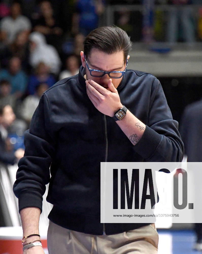 Basketball easyCredit BBL Bundesliga, Frankfurt Skyliners MLP Academics Heidelberg v l Headcoach Carlo Finetti MLP Academics Heidelberg , facial expressions, gestures, thoughtful, annoyed, frustrated DFLB DFB REGULATIONS PROHIBIT ANY USE OF PHOTOGRAPHS as IMAGE SEQUENCES and or QUASI VIDEO Frankfurt am Main