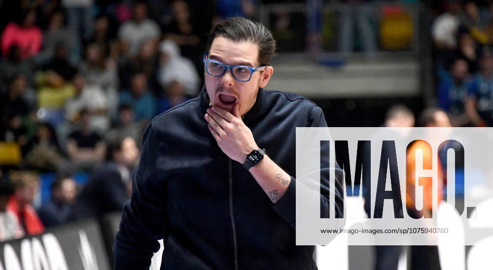 Basketball easyCredit BBL Bundesliga, Frankfurt Skyliners MLP Academics Heidelberg v l Headcoach Carlo Finetti MLP Academics Heidelberg , facial expressions, gestures, thoughtful, annoyed, frustrated DFLB DFB REGULATIONS PROHIBIT ANY USE OF PHOTOGRAPHS as IMAGE SEQUENCES and or QUASI VIDEO Frankfurt am Main