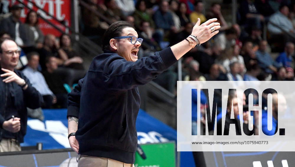 Basketball easyCredit BBL Bundesliga, Frankfurt Skyliners MLP Academics Heidelberg v l Headcoach Carlo Finetti MLP Academics Heidelberg , Mimik, Gestik, Anweisungen Frankfurt am Main