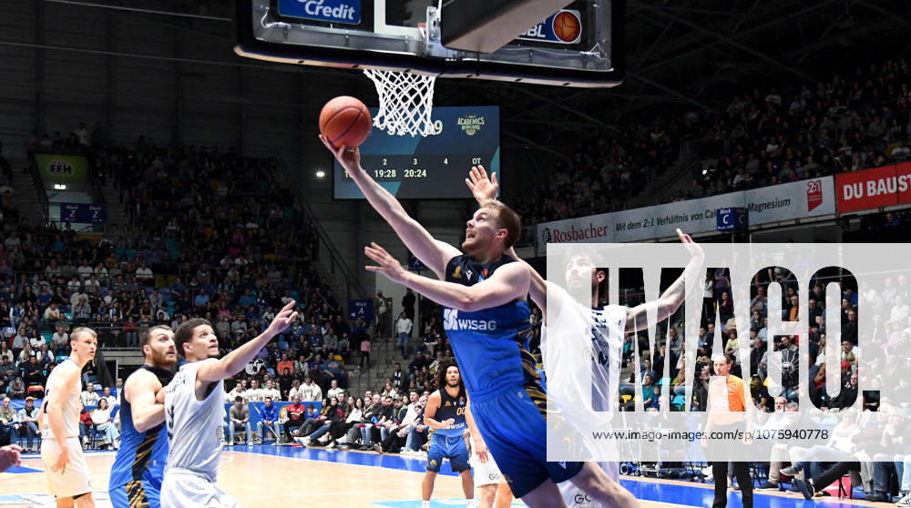 Basketball easyCredit BBL Bundesliga, Frankfurt Skyliners MLP Academics Heidelberg v l Till Pape Fraport Skyliners Frankfurt , Marcel Kessen MLP Academics Heidelberg , Zweikampf, Duell, Wurf Frankfurt am Main