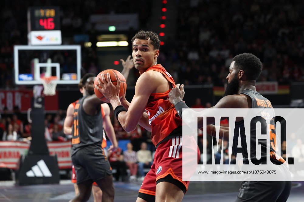 Oscar da Silva FC Bayern Basketball, 01 with Corey Davis Niners Chemnitz, 05 , GER, FC Bayern Basketball vs Niners Chemnitz, Basketball, easycredit Basketball Bundesliga, 29 Matchday, Season 2025 2026, 12 04 2026, GER, FC Bayern Basketball vs Niners Chemnitz, Basketball, easycredit Basketball Bundesliga, 29 Matchday, Season 2025 2026, 12 04 2026 Munich