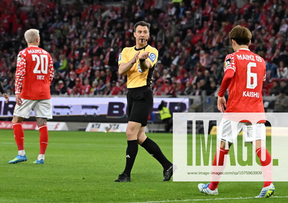 Soccer 1 Bundesliga, FSV Mainz 05 SC Freiburg v l Felix Zwayer Referee signals a handball