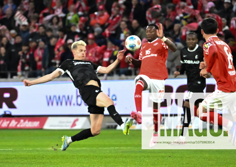 Soccer 1 Bundesliga, FSV Mainz 05 SC Freiburg v l Matthias Ginter SC Freiburg , Sheraldo Becker 1 FSV Mainz 05