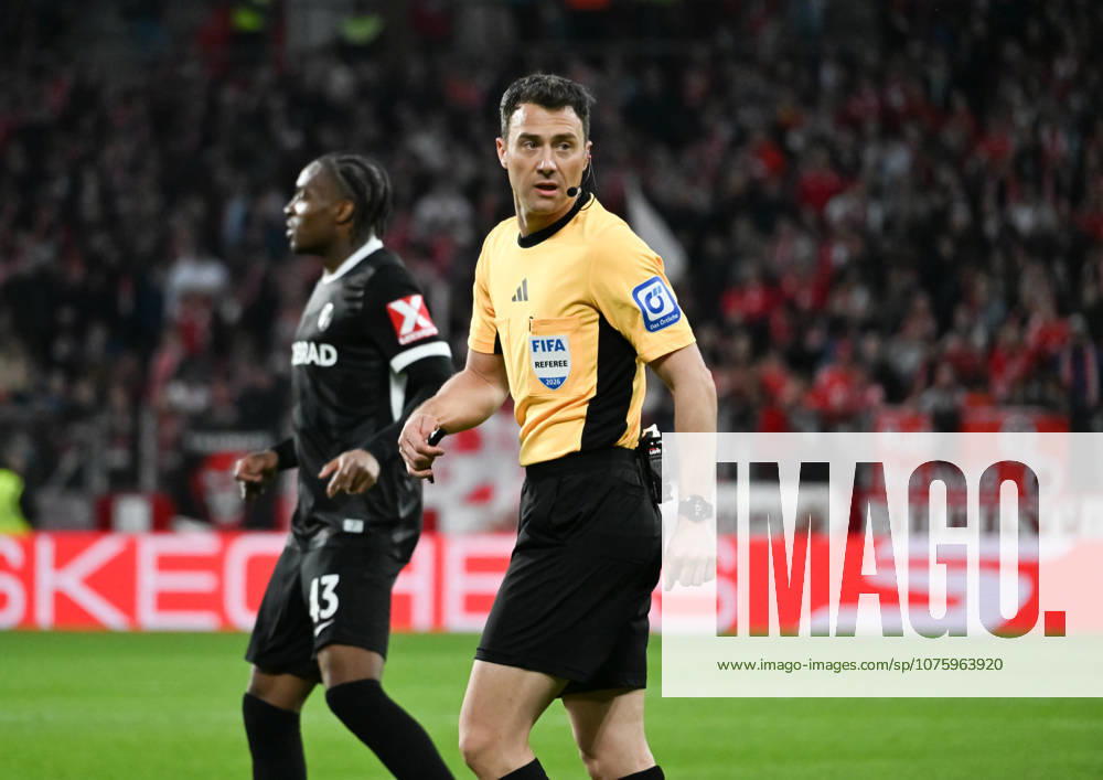 Soccer 1 Bundesliga, FSV Mainz 05 SC Freiburg v l Felix Zwayer Referee