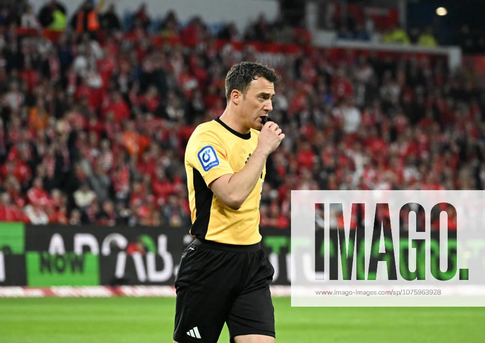 Soccer 1 Bundesliga, FSV Mainz 05 SC Freiburg v l Felix Zwayer Referee whistles at half-time