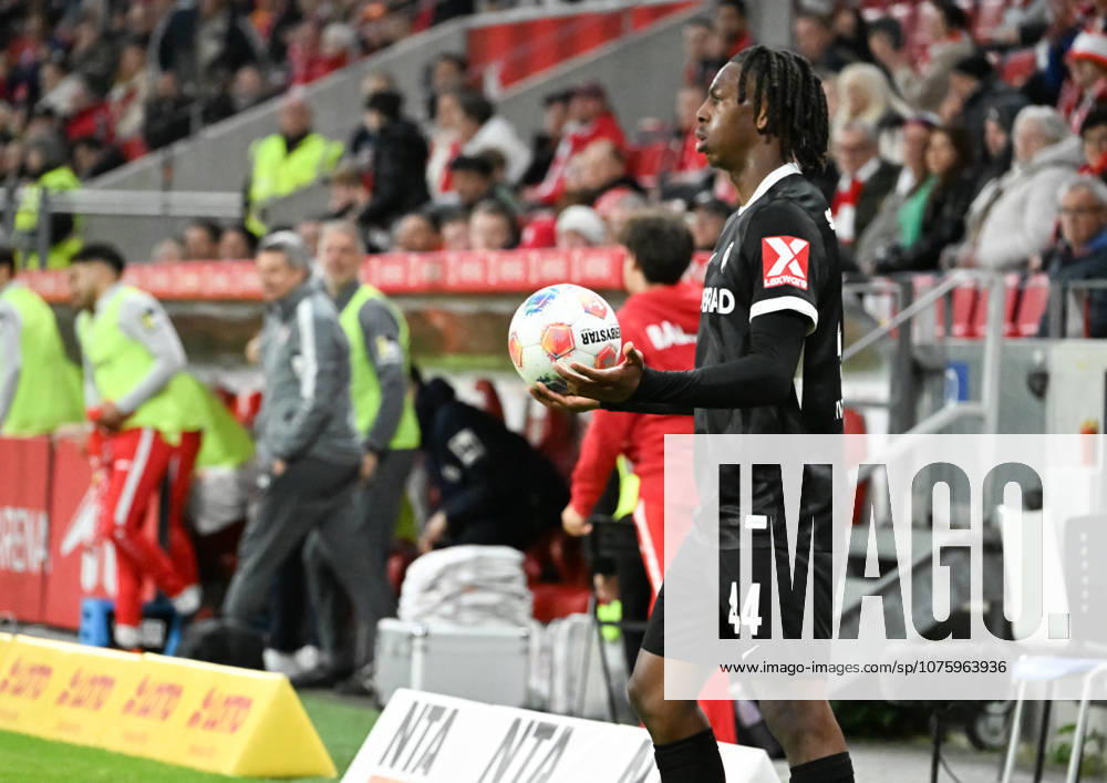 Soccer 1 Bundesliga, FSV Mainz 05 SC Freiburg v l Johan Manzambi SC Freiburg no longer understands the world after Felix Zwayer whistled referee on his delayed throw-in at half-time