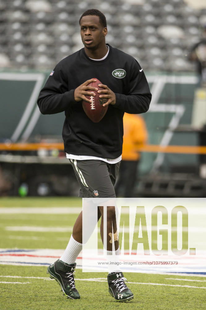 New York Jets quarterback Geno Smith (7) in action during warm-ups prior to the NFL, American Football Herren, USA game between the Buffalo Bills and the New York Jets at MetLife Stadium in East Rutherford, New Jersey. (Christopher Szagola Cal Media)