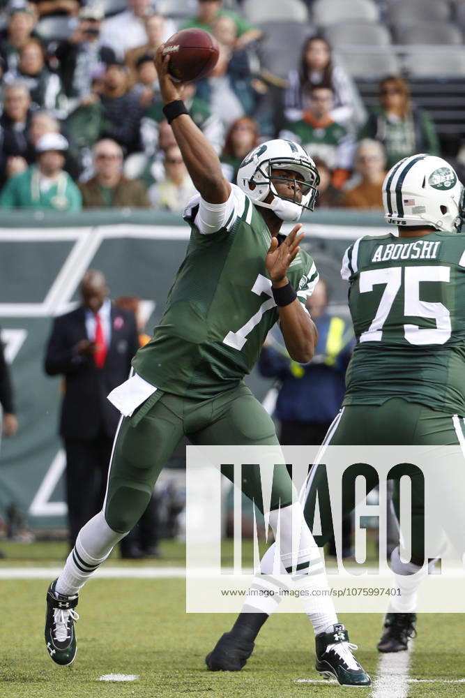 New York Jets quarterback Geno Smith (7) throws a pass during the NFL, American Football Herren, USA game between the Buffalo Bills and the New York Jets at MetLife Stadium in East Rutherford, New Jersey. (Christopher Szagola Cal Media)