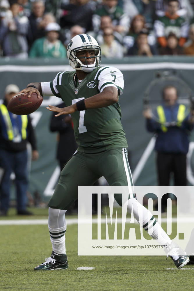 New York Jets quarterback Geno Smith (7) in action during the NFL, American Football Herren, USA game between the Buffalo Bills and the New York Jets at MetLife Stadium in East Rutherford, New Jersey. The Bills won 43-23. (Christopher Szagola Cal Media)
