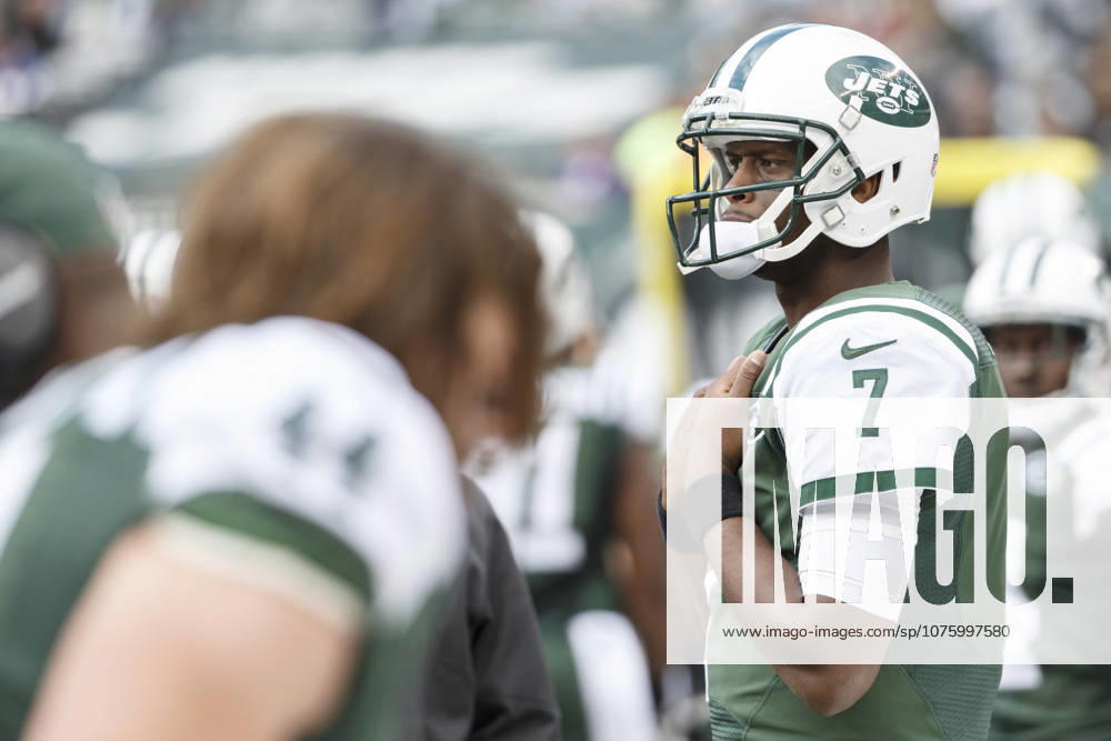 New York Jets quarterback Geno Smith (7) looks on during the NFL, American Football Herren, USA game between the Buffalo Bills and the New York Jets at MetLife Stadium in East Rutherford, New Jersey. The Bills won 43-23. (Christopher Szagola Cal Media)