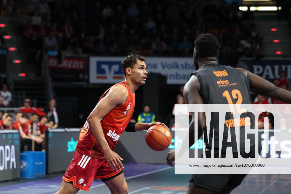 Oscar da Silva FC Bayern Basketball, 01 with Amadou Sow Niners Chemnitz, 12 , GER, FC Bayern Basketball vs Niners Chemnitz, Basketball, easycredit Basketball Bundesliga, 29 Matchday, Season 2025 2026, 12 04 2026, GER, FC Bayern Basketball vs Niners Chemnitz, Basketball, easycredit Basketball Bundesliga, 29 Matchday, Season 2025 2026, 12 04 2026 Munich