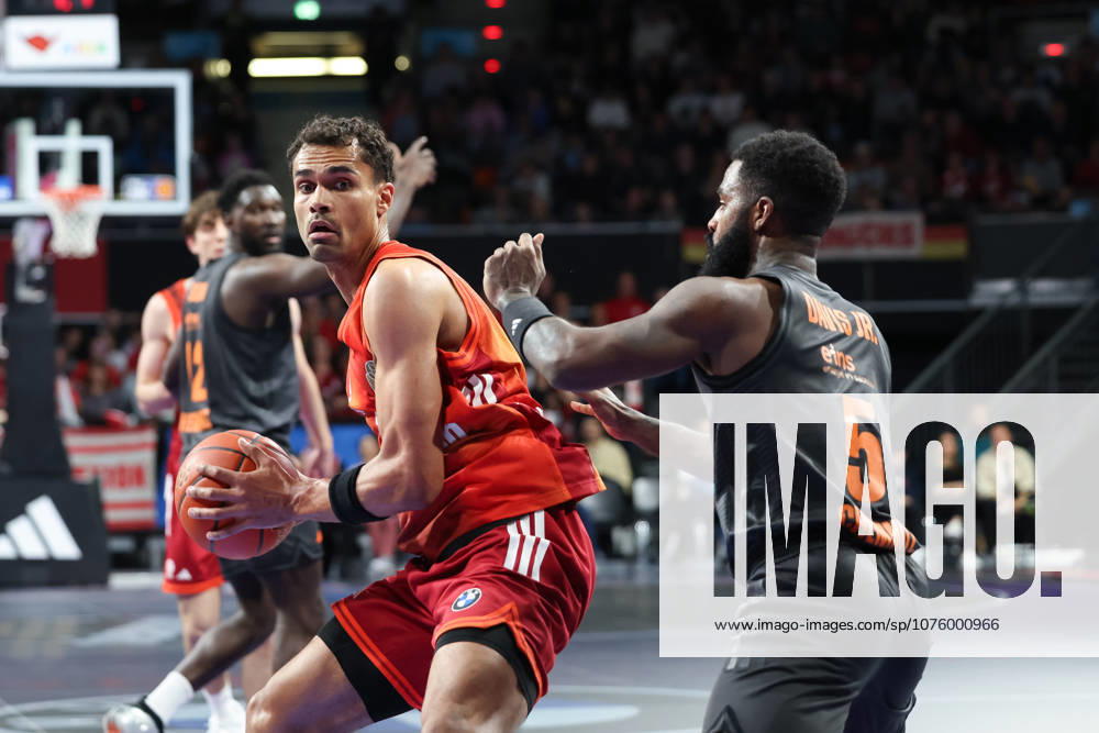 Oscar da Silva FC Bayern Basketball, 01 with Corey Davis Niners Chemnitz, 05 , GER, FC Bayern Basketball vs Niners Chemnitz, Basketball, easycredit Basketball Bundesliga, 29 Matchday, Season 2025 2026, 12 04 2026, GER, FC Bayern Basketball vs Niners Chemnitz, Basketball, easycredit Basketball Bundesliga, 29 Matchday, Season 2025 2026, 12 04 2026 Munich