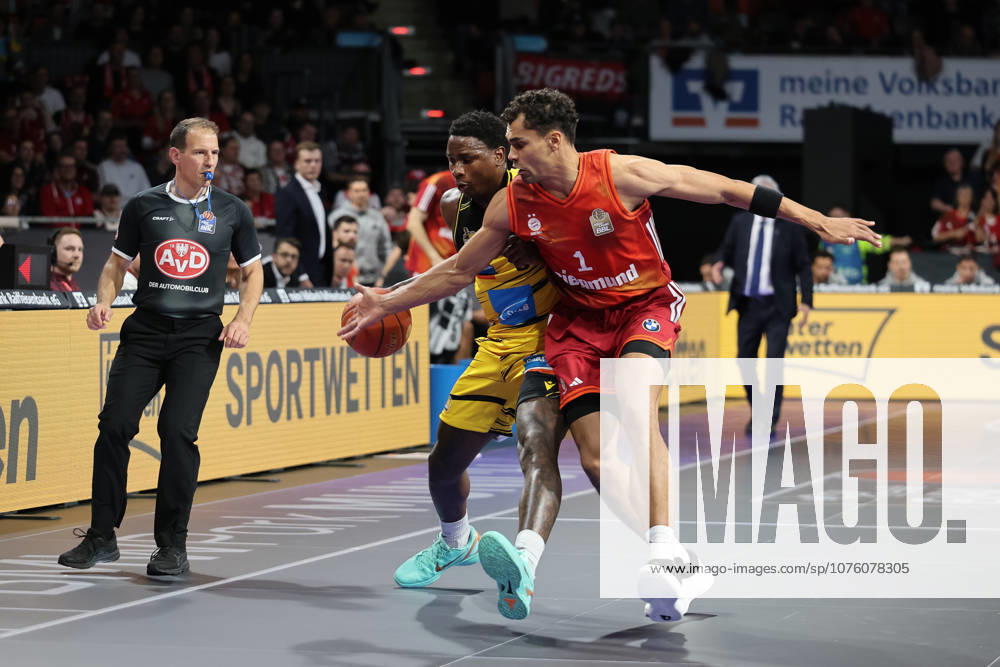 Oscar da Silva FC Bayern Basketball, 01 with Babacar Sane MHP Riesen Ludwigsburg, 00 , GER, FC Bayern Basketball vs MHP Riesen Ludwigsburg, Basketball, easycredit Basketball Bundesliga, Matchday 13, Season 2025 2026, 14 04 2026, GER, FC Bayern Basketball vs MHP Riesen Ludwigsburg, Basketball, easycredit Basketball Bundesliga, Matchday 13, Season 2025 2026, 14 04 2026 Munich