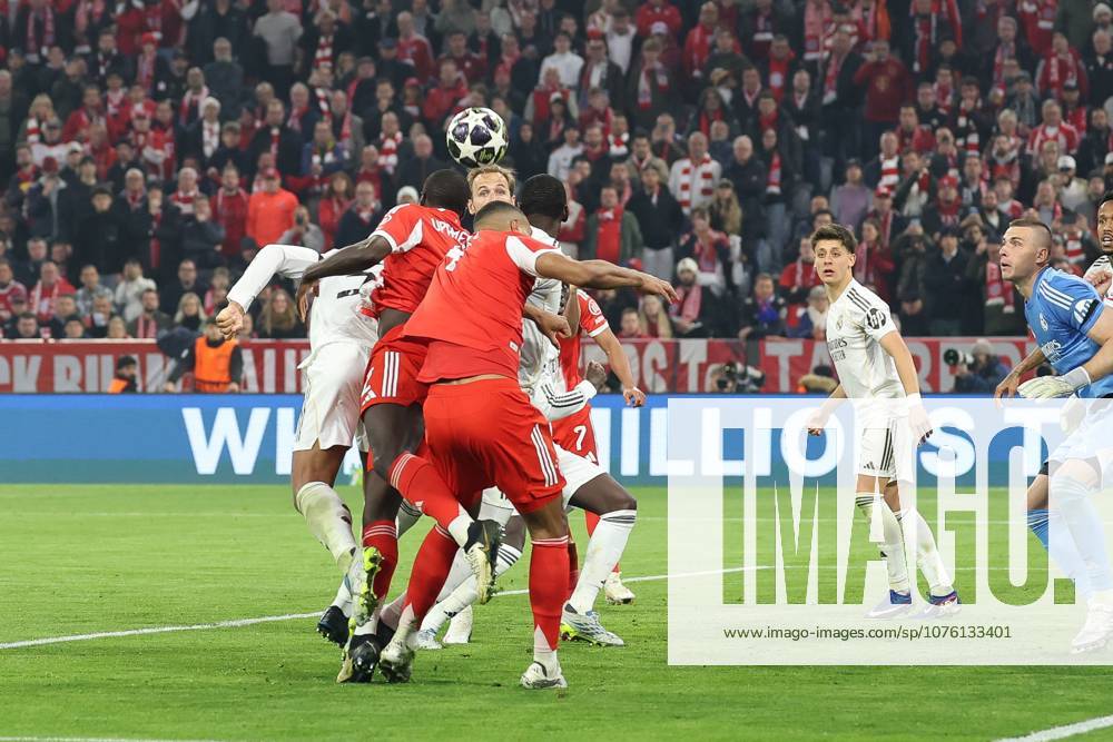 In duel, action, with Dayot Upamecano 2 FC Bayern Muenchen , Jude Bellingham 5 CF Real Madrid , Jonathan Tah 4 FC Bayern Muenchen , FC Bayern Muenchen vs Real Madrid, football, UEFA, Champions League, quarter-final, second leg, 15 04 2026 Muenchen Bayern Germany