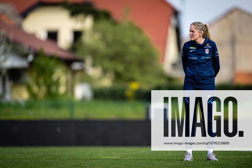 Head coach Gemma Grainger of the Norwegian womens national football team during a training session on April 17, 2026 in Ptuj Photo Marius Simensen BILDBYRAN Cop 238 bbeng dam fifa women s world cup qualifier football fotball fotboll norge norway practice soccer training trening träning