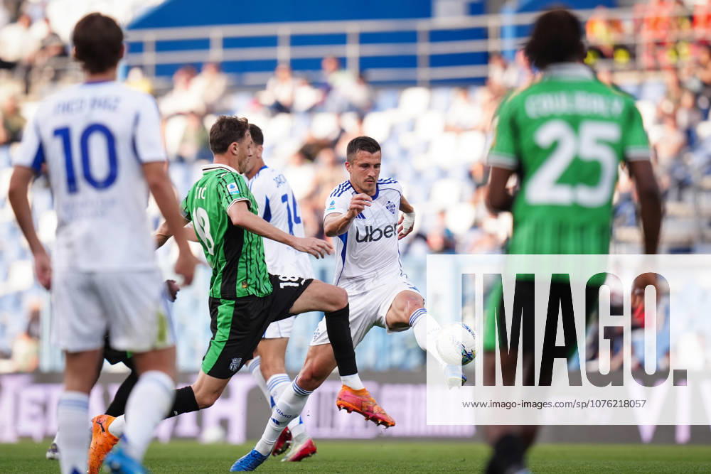 ComoÕs Marco-Oliver Kempf fights for the ball with SassuoloÕs Nemanja Matic during the Serie A soccer match between Sassuolo and Como at the Mapei Stadium Cittˆ del Tricolore in Reggio Emilia, north Italy - Friday, April 17, 2026 - - Soccer -