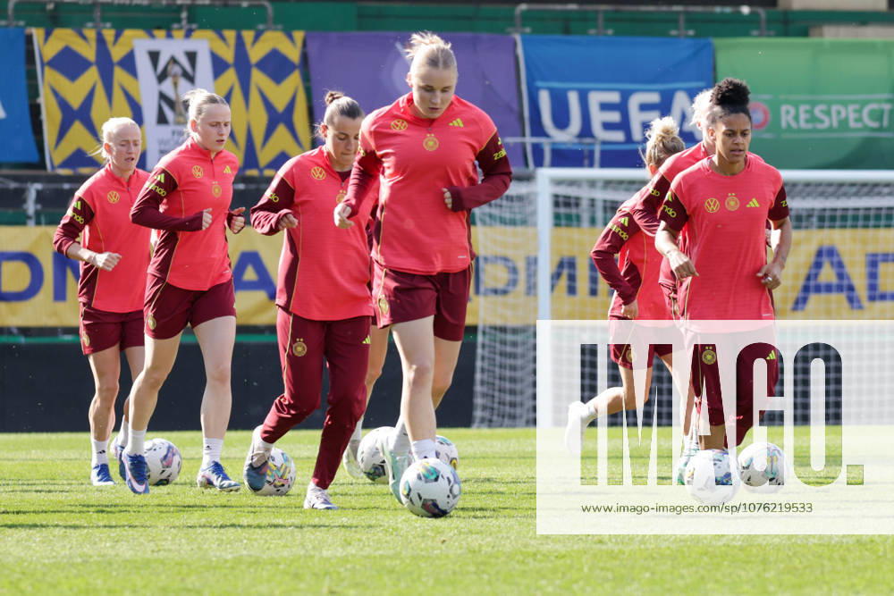 Football DFB Media Dates, German Womens National Team Training v l Jella Veit, Shekiera Martinez German Womens National Team Ried