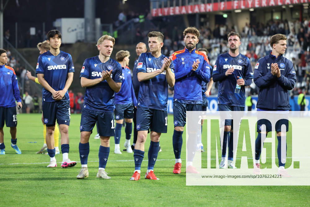 Fussball 2 Bundesliga, SV Elversberg Karlsruher SC v l KSC Mannschaft bedankkt sich dank sich bei den Fans, the player thanks the fans for their support Marvin Wanitzek Karlsruher SC Elversberg
