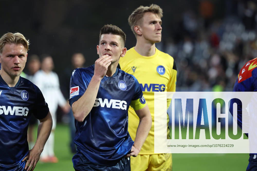 Fußball 2 Bundesliga, SV Elversberg Karlsruher SC v l Spielende Marvin Wanitzek Karlsruher SC enttaeuscht, enttäuscht, schaut enttaeuscht, niedergeschlagen, disappointed vor den Fans Elversberg