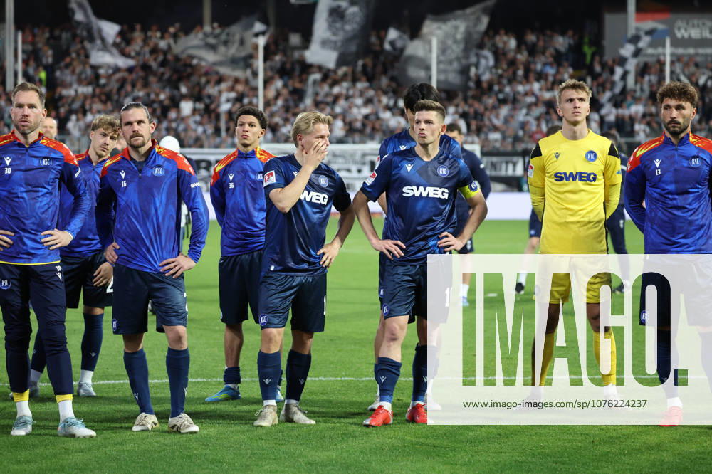 Fussball 2 Bundesliga, SV Elversberg Karlsruher SC v l KSC Mannschaft bedankt bedanken sich bei den Fans, the player thanks the fans for their support Marvin Wanitzek Karlsruher SC enttaeuscht, enttäuscht, schaut enttaeuscht, niedergeschlagen, disappointed Elversberg