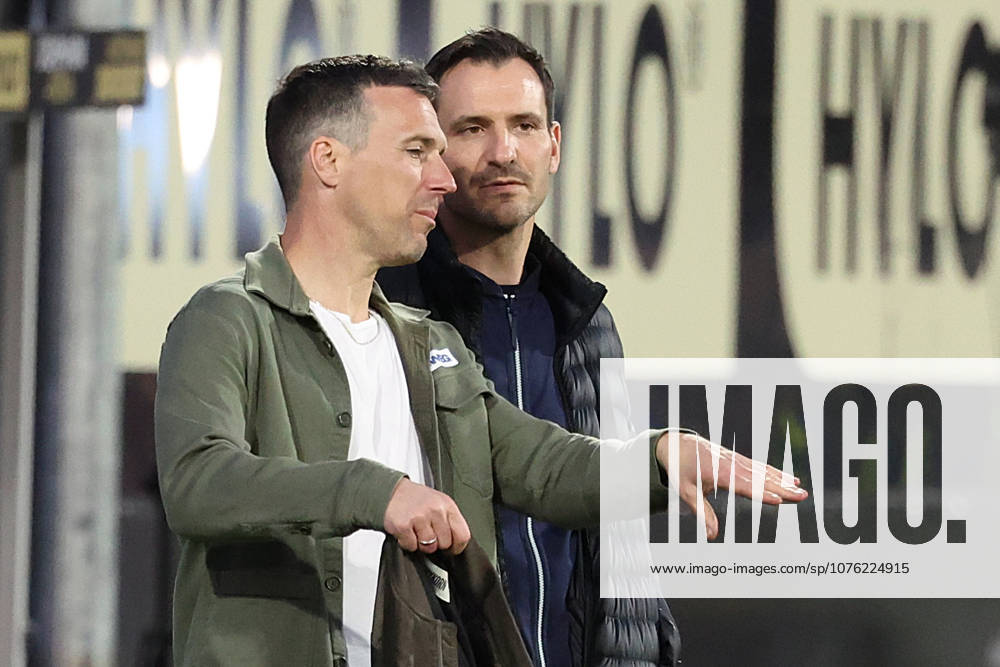 Fußball 2 Bundesliga, SV Elversberg Karlsruher SC v l Spielende Christian Eichner Trainer Karlsruher SC gibt Anweisungen, gestikuliert, mit den Armen gestikulieren gives instructions, gesticulate Mario Eggimann Geschäftsführer Sport Karlsruher SC Elversberg