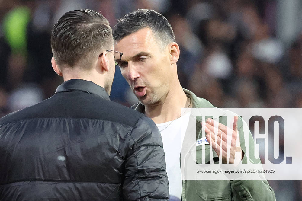 Soccer 2 Bundesliga, SV Elversberg Karlsruher SC v l Timon Pauls Director Profifußball Karlsruher SC Christian Eichner Trainer Karlsruher SC gives instructions, gesticulates, gesticulate with arms gives instructions, gesticulate end of match Elversberg