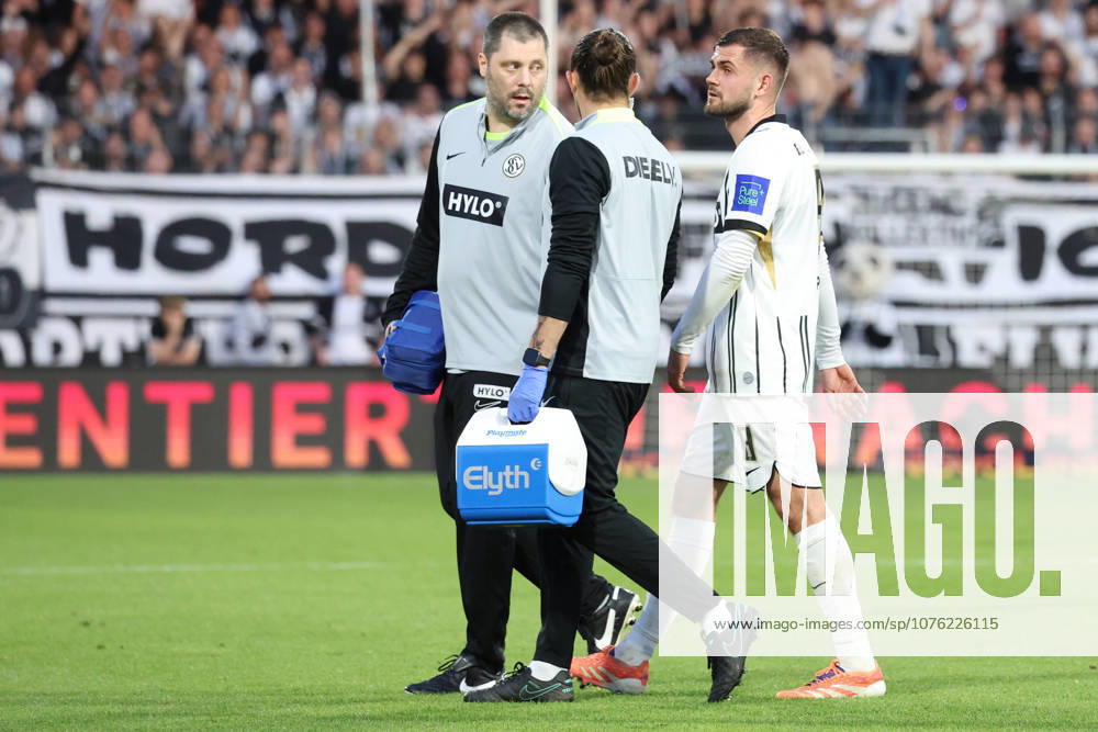 Fußball 2 Bundesliga, SV Elversberg Karlsruher SC v l Lukasz Poreba SV 07 Elversberg verletzt, Verletzung, Schmerz, Schmerzen, injured, injury, pain, pains Elversberg