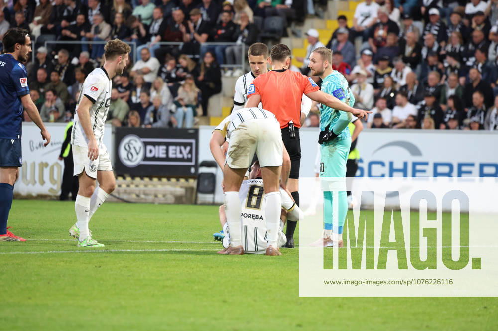 Fußball 2 Bundesliga, SV Elversberg Karlsruher SC v l Lukasz Poreba SV 07 Elversberg verletzt, Verletzung, Schmerz, Schmerzen, injured, injury, pain, pains Elversberg
