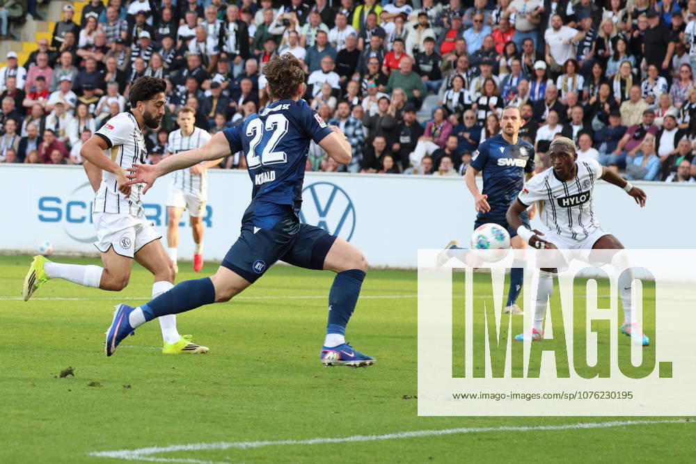 Soccer 2 Bundesliga, SV Elversberg Karlsruher SC v l Goal kick to 1 0 by Immanuel Pherai SV 07 Elversberg Elversberg
