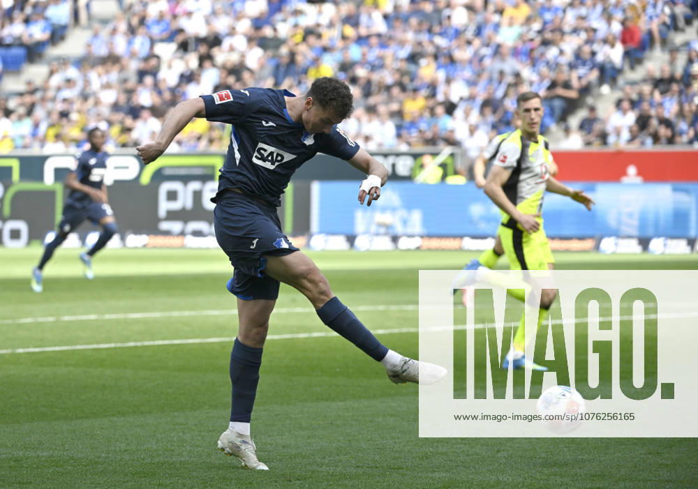 Penalty area scene, goal area scene Goal shot Action Goal chance Fisnik Asllani TSG 1899 Hoffenheim 11 TSG 1899 Hoffenheim vs Borussia Dortmund BVB 18 04 2026 DFL REGULATIONS PROHIBIT ANY USE OF PHOTOGRAPHS AS IMAGE SEQUENCES AND OR QUASI VIDEO TSG 1899 Hoffenheim vs Borussia Dortmund