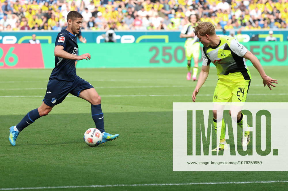 Fussball 1 Bundesliga, TSG 1899 Hoffenheim Borussia Dortmund v l Andrej Kramaric TSG 1899 Hoffenheim Daniel Svensson Borussia Dortmund Zweikampf, Aktion, action, battle for the ball Sinsheim
