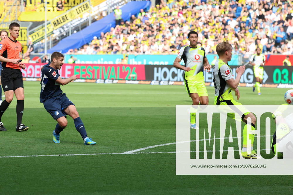 Soccer 1 Bundesliga, TSG 1899 Hoffenheim Borussia Dortmund v l Goal kick Andrej Kramaric TSG 1899 Hoffenheim Niklas Süle Suele Borussia Dortmund Handball Sinsheim