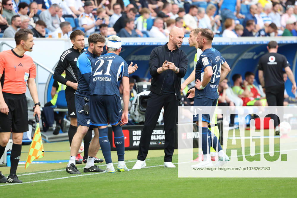 Fussball 1 Bundesliga, TSG 1899 Hoffenheim Borussia Dortmund v l Albian Hajdari TSG 1899 Hoffenheim Christian Ilzer Trainer TSG 1899 Hoffenheim Vladimir Coufal TSG 1899 Hoffenheim gives instructions, gesticulates, gesticulate with arms gives instructions, gesticulate Sinsheim
