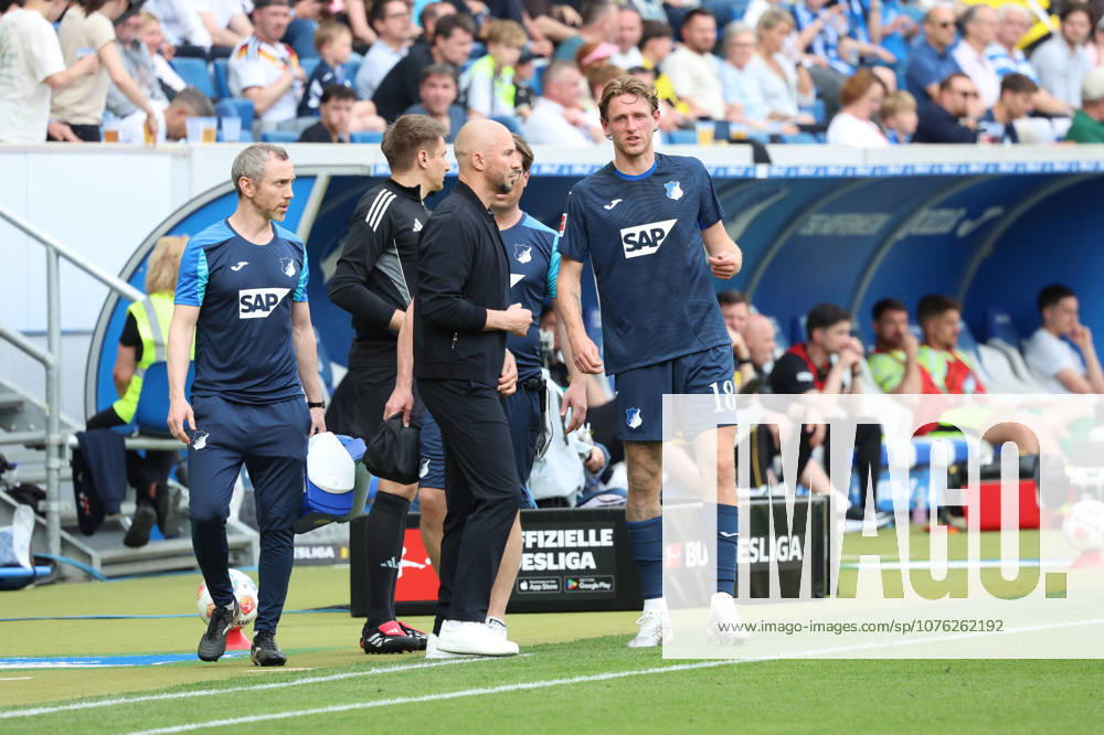 Fußball 1 Bundesliga, TSG 1899 Hoffenheim Borussia Dortmund v l Christian Ilzer Trainer TSG 1899 Hoffenheim Wouter Burger TSG 1899 Hoffenheim verletzt, Verletzung, Schmerz, Schmerzen, injured, injury, pain, pains Sinsheim