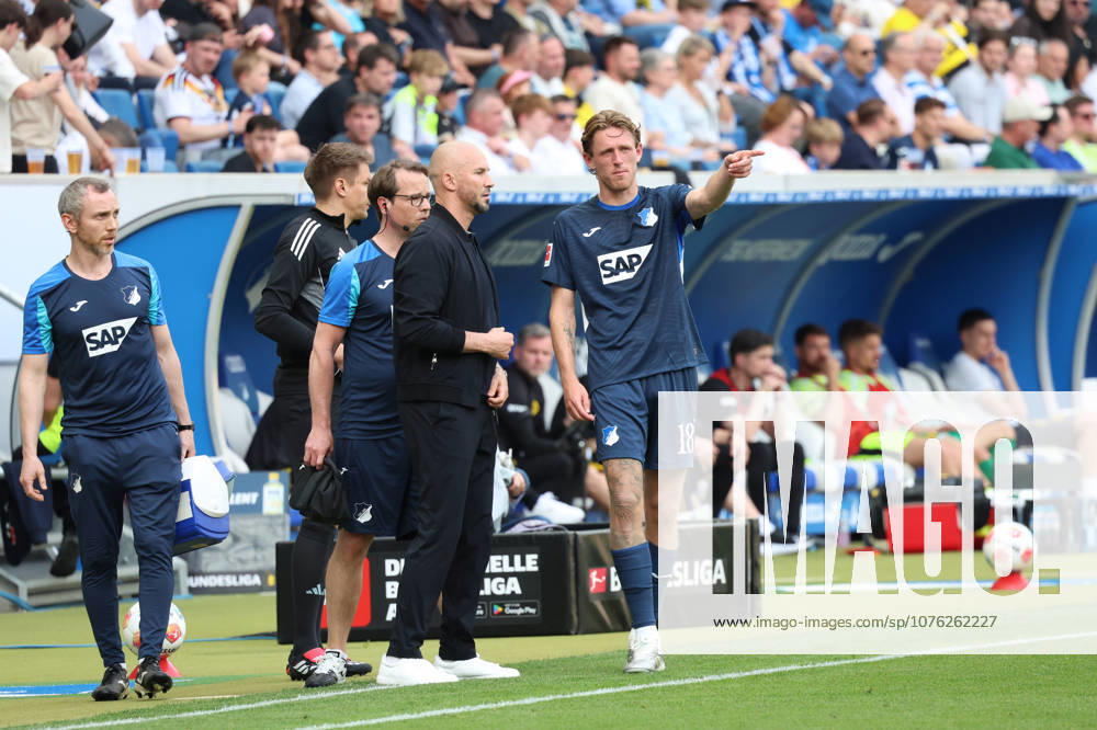 Fußball 1 Bundesliga, TSG 1899 Hoffenheim Borussia Dortmund v l Christian Ilzer Trainer TSG 1899 Hoffenheim Wouter Burger TSG 1899 Hoffenheim verletzt, Verletzung, Schmerz, Schmerzen, injured, injury, pain, pains Sinsheim
