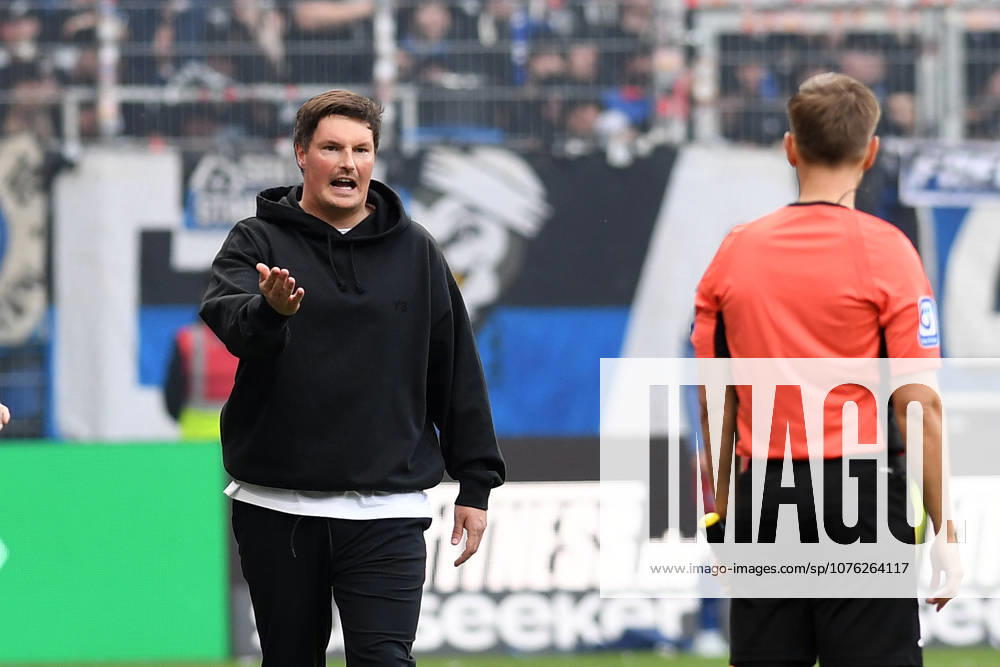 Trainer Merlin Polzin Hamburger SV gestures, gestures during the Bundesliga match between SV Werder Bremen and Hamburger SV, Weserstadion on April 18, 2026 in Bremen, Germany Photo by Ralf Treese DeFodi Images Trainer Merlin Polzin Hamburger SV gestures during the Bundesliga match between SV Werder Bremen and Hamburger SV at Weserstadion on April 18, 2026 in Bremen, Germany Photo by Ralf Treese DeFodi Images DFL regulations prohibit any use of photographs as image sequences and or quasi video Photo by Ralf Treese DeFodi Images