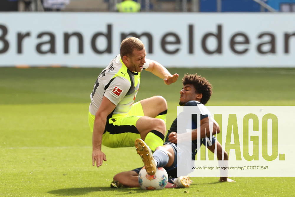 Fussball 1 Bundesliga, TSG 1899 Hoffenheim Borussia Dortmund v l Zweikampf, Duell, duel, tackle, compete Julian Ryerson Borussia Dortmund Bernardo TSG 1899 Hoffenheim Sinsheim