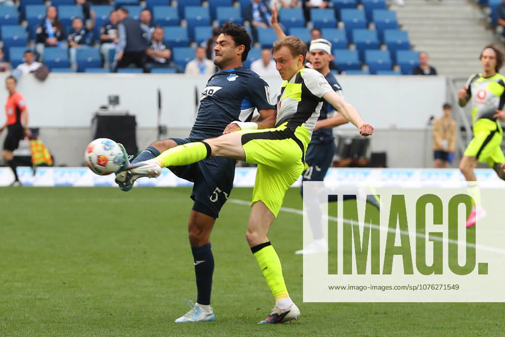 Fussball 1 Bundesliga, TSG 1899 Hoffenheim Borussia Dortmund v l Torschuss, has a shot on goal Ozan Kabak TSG 1899 Hoffenheim Maximilian Beier Borussia Dortmund Sinsheim