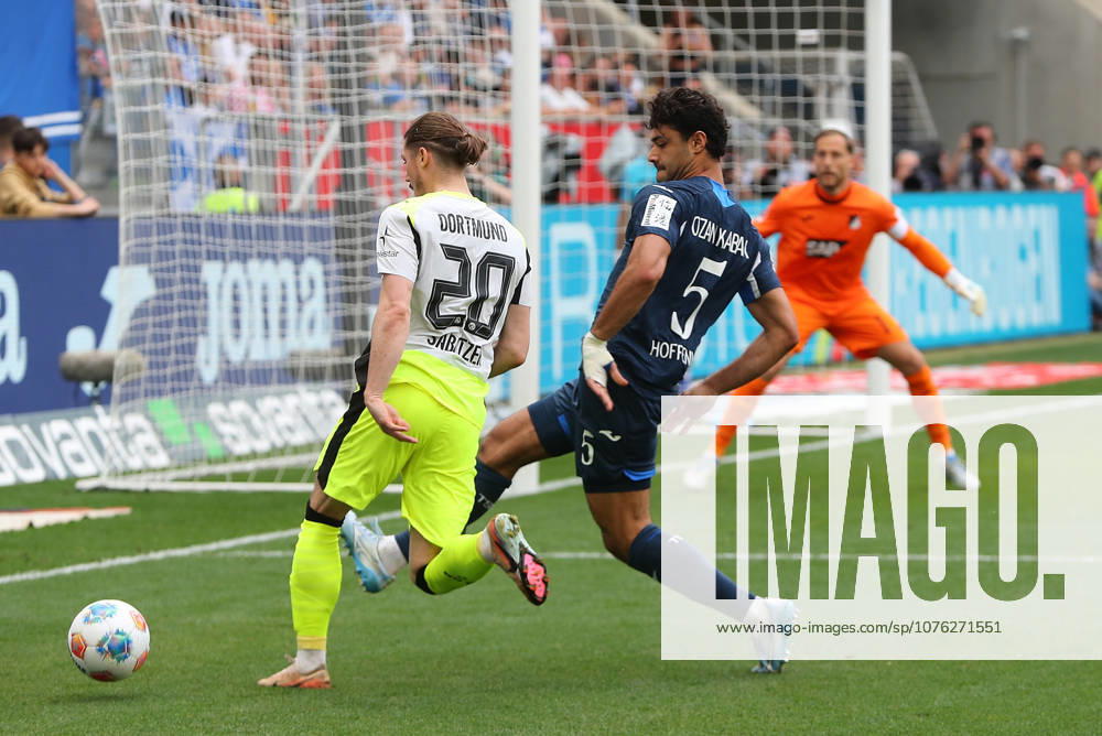 Fußball 1 Bundesliga, TSG 1899 Hoffenheim Borussia Dortmund v l Zweikampf, Duell, duel, tackle, compete Marcel Sabitzer Borussia Dortmund Ozan Kabak TSG 1899 Hoffenheim Sinsheim
