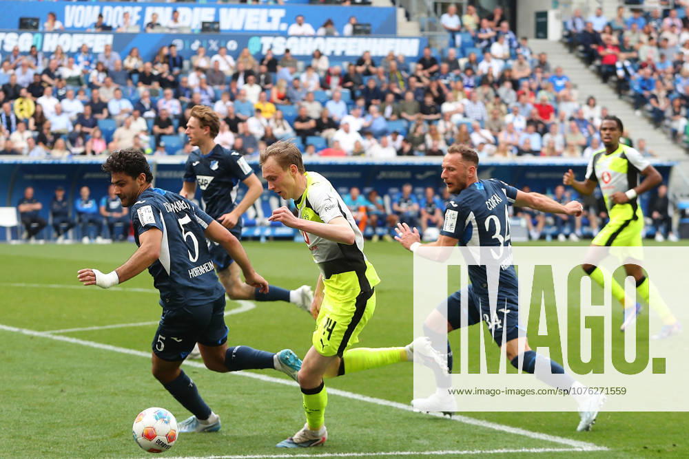 Fußball 1 Bundesliga, TSG 1899 Hoffenheim Borussia Dortmund v l Zweikampf, Duell, duel, tackle, compete Ozan Kabak TSG 1899 Hoffenheim Maximilian Beier Borussia Dortmund Sinsheim
