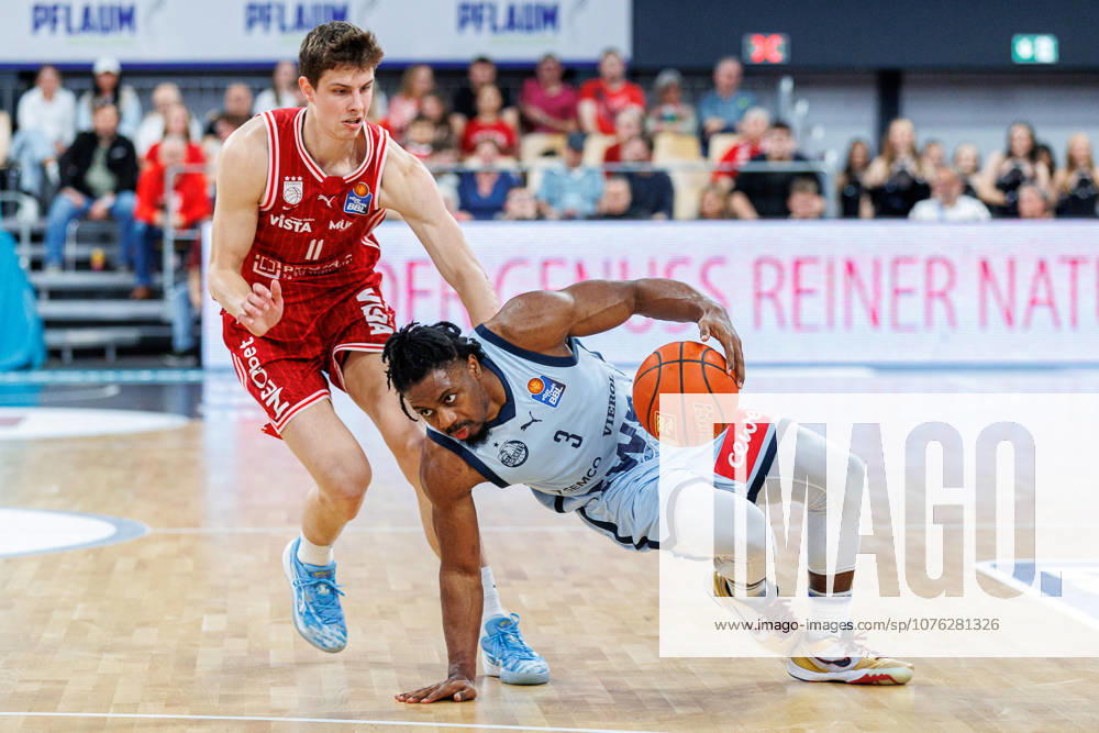 Richard Balint BMA365 Bamberg Baskets, 11 , Christopher Clemons EWE Baskets Oldenburg, 03 , BMA365 Bamberg Baskets vs EWE Baskets Oldenburg, Basketball, easyCredit BBL, Matchday 30, 18 04 2026 BMA365 Bamberg Baskets vs EWE Baskets Oldenburg, Basketball, easyCredit BBL, Matchday 30, 18 04 2026 Bamberg