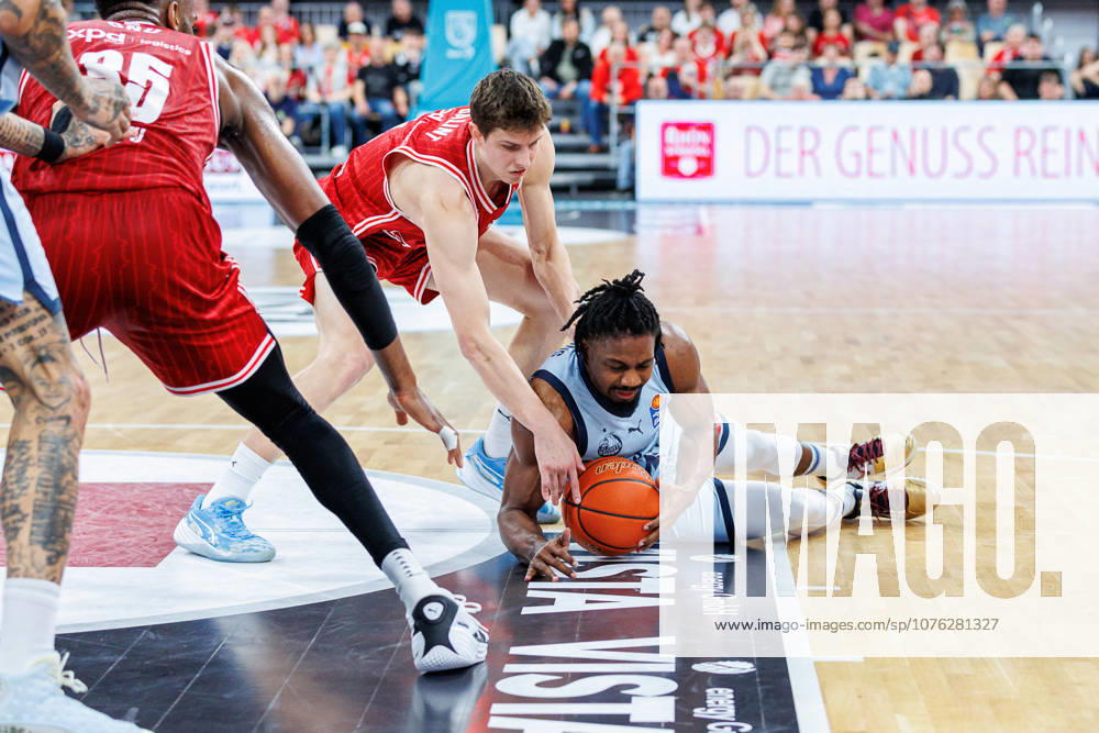 Richard Balint BMA365 Bamberg Baskets, 11 , Christopher Clemons EWE Baskets Oldenburg, 03 , BMA365 Bamberg Baskets vs EWE Baskets Oldenburg, Basketball, easyCredit BBL, Matchday 30, 18 04 2026 BMA365 Bamberg Baskets vs EWE Baskets Oldenburg, Basketball, easyCredit BBL, Matchday 30, 18 04 2026 Bamberg