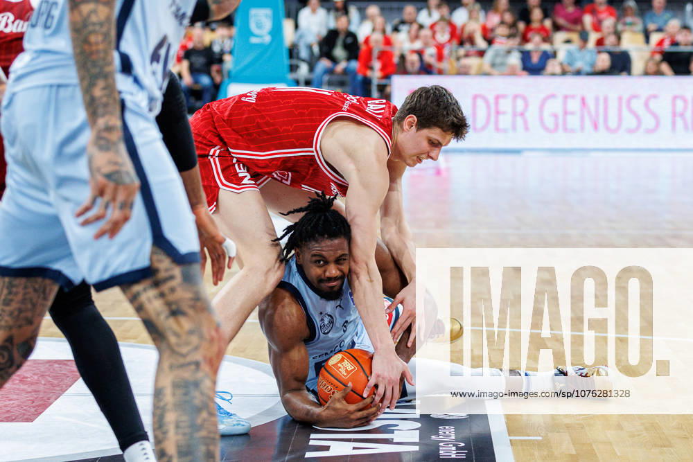 Richard Balint BMA365 Bamberg Baskets, 11 , Christopher Clemons EWE Baskets Oldenburg, 03 , BMA365 Bamberg Baskets vs EWE Baskets Oldenburg, Basketball, easyCredit BBL, Matchday 30, 18 04 2026 BMA365 Bamberg Baskets vs EWE Baskets Oldenburg, Basketball, easyCredit BBL, Matchday 30, 18 04 2026 Bamberg