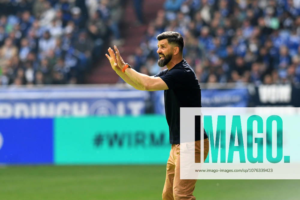 Coach Miron Muslic FC Schalke 04 gestures, gestures during the 2 Bundesliga match between FC Schalke 04 and Preußen Münster, Veltins Arena on April 19, 2026 in Gelsenkirchen, Germany Photo by Ralf Treese DeFodi Images Trainer Miron Muslic FC Schalke 04 gestures during the 2 Bundesliga match between FC Schalke 04 and Preußen Münster at Veltins Arena on April 19, 2026 in Gelsenkirchen, Germany Photo by Ralf Treese DeFodi Images DFB DFL REGULATIONS PROHIBIT ANY USE OF PHOTOGRAPHS AS IMAGE SEQUENCES AND OR QUASI VIDEO Photo by Ralf Treese DeFodi Images