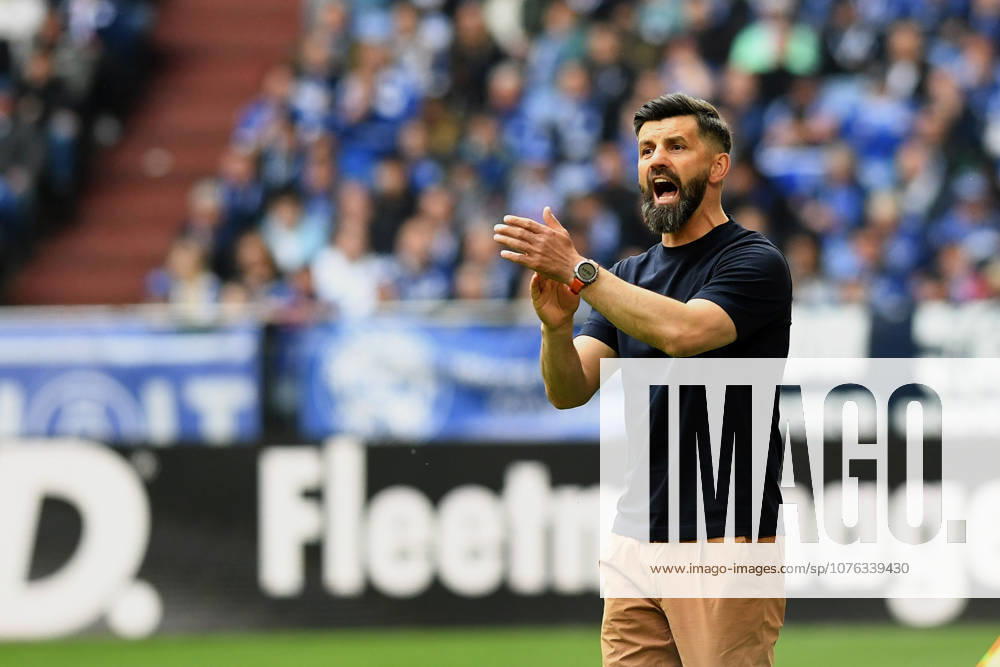 Coach Miron Muslic FC Schalke 04 gestures, gestures during the 2 Bundesliga match between FC Schalke 04 and Preußen Münster, Veltins Arena on April 19, 2026 in Gelsenkirchen, Germany Photo by Ralf Treese DeFodi Images Trainer Miron Muslic FC Schalke 04 gestures during the 2 Bundesliga match between FC Schalke 04 and Preußen Münster at Veltins Arena on April 19, 2026 in Gelsenkirchen, Germany Photo by Ralf Treese DeFodi Images DFB DFL REGULATIONS PROHIBIT ANY USE OF PHOTOGRAPHS AS IMAGE SEQUENCES AND OR QUASI VIDEO Photo by Ralf Treese DeFodi Images